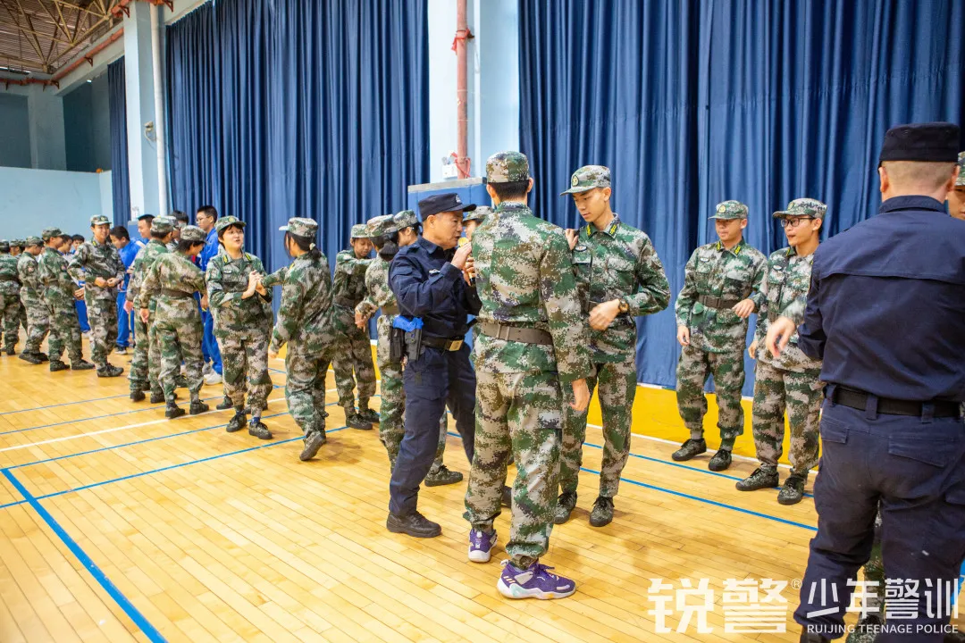 銳警少(shǎo)年(nián)警訓:學習(xí)防身(shēn)技(jì)能(néng) 提高(gāo)安全意識,廣大(dà)附中安全教育活動