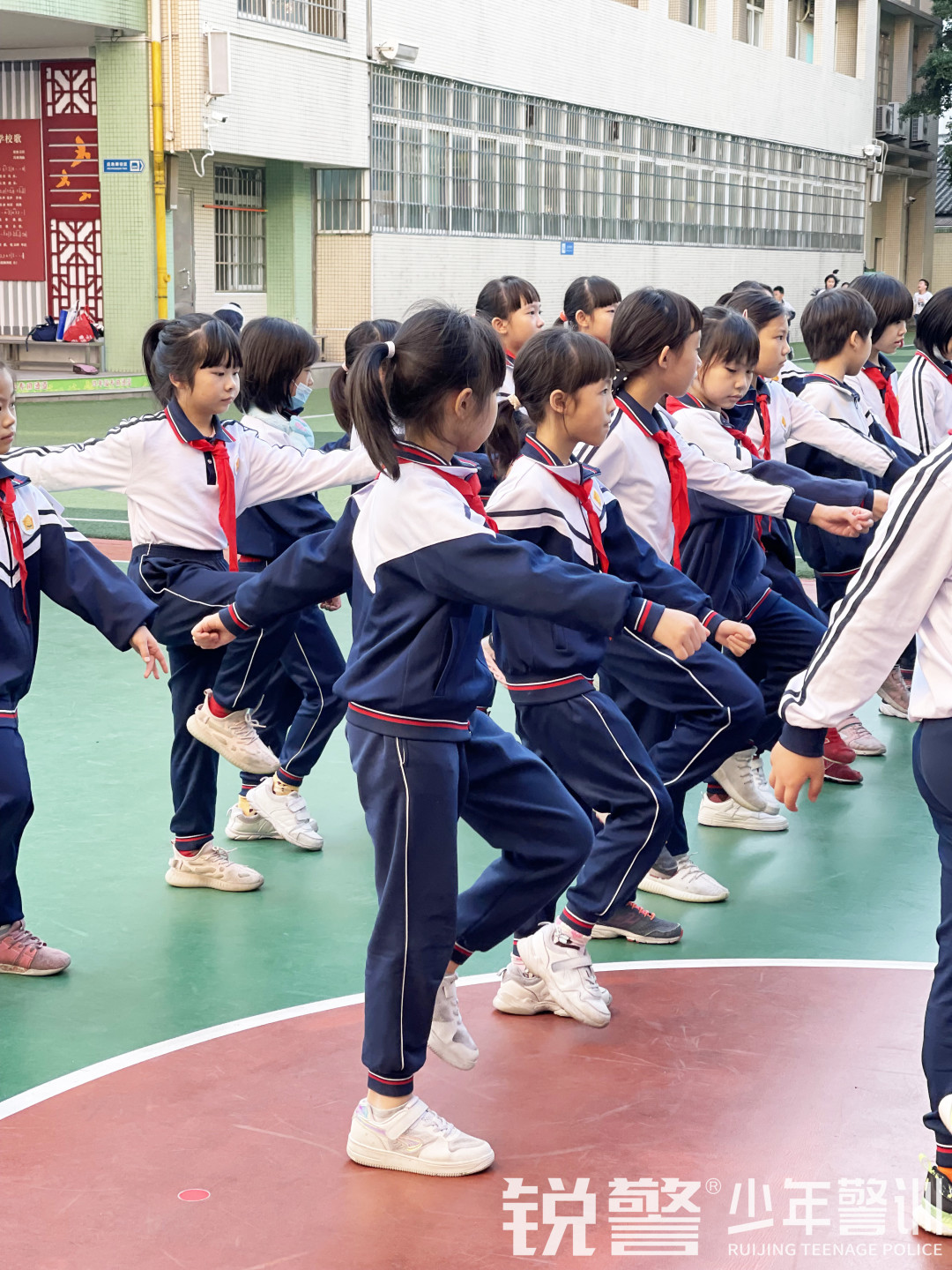 銳警少(shǎo)年(nián)警訓 踐行(xíng)“雙減”強體(tǐ)魄，海(hǎi)珠區(qū)前進路(lù)小(xiǎo)學素質拓展訓練