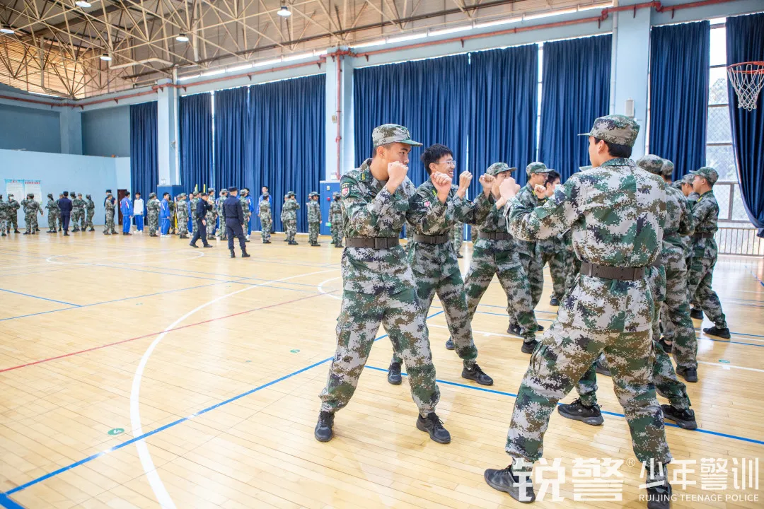 銳警少(shǎo)年(nián)警訓:學習(xí)防身(shēn)技(jì)能(néng) 提高(gāo)安全意識,廣大(dà)附中安全教育活動