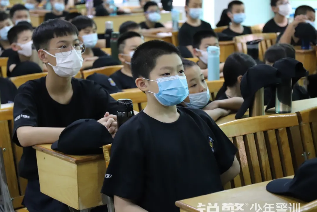 銳警少(shǎo)年(nián)警訓夏令營:雛鷹新飛(fēi),溫室小(xiǎo)花(huā)蛻變之旅,成長(cháng)的(de)力量