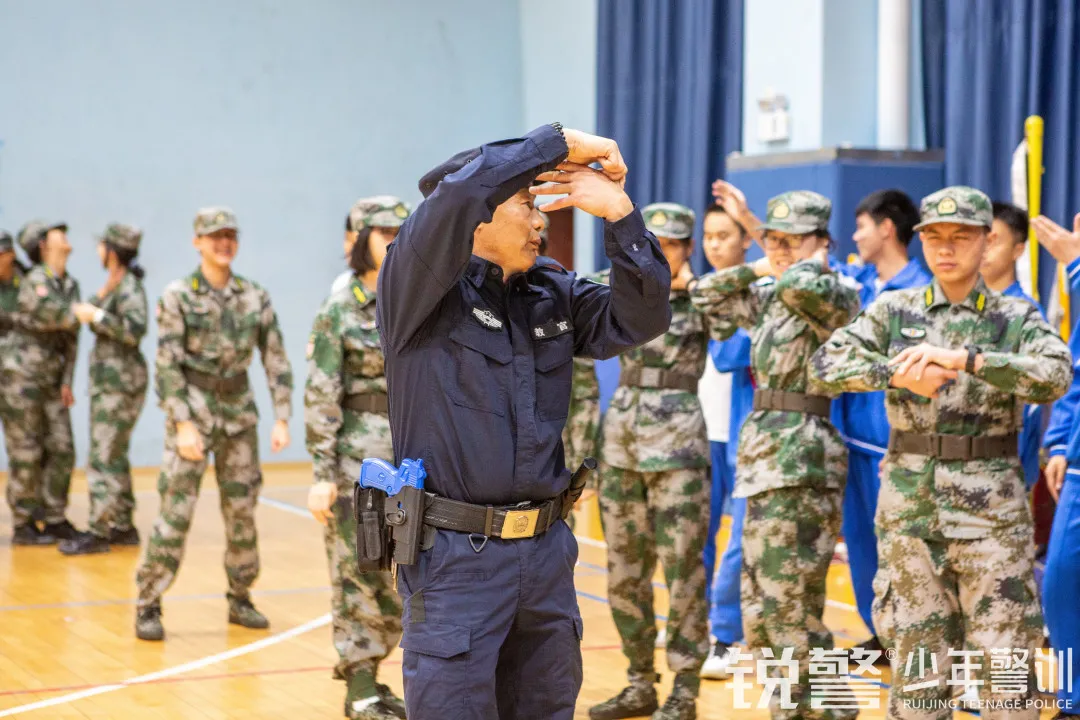 銳警少(shǎo)年(nián)警訓:學習(xí)防身(shēn)技(jì)能(néng) 提高(gāo)安全意識,廣大(dà)附中安全教育活動