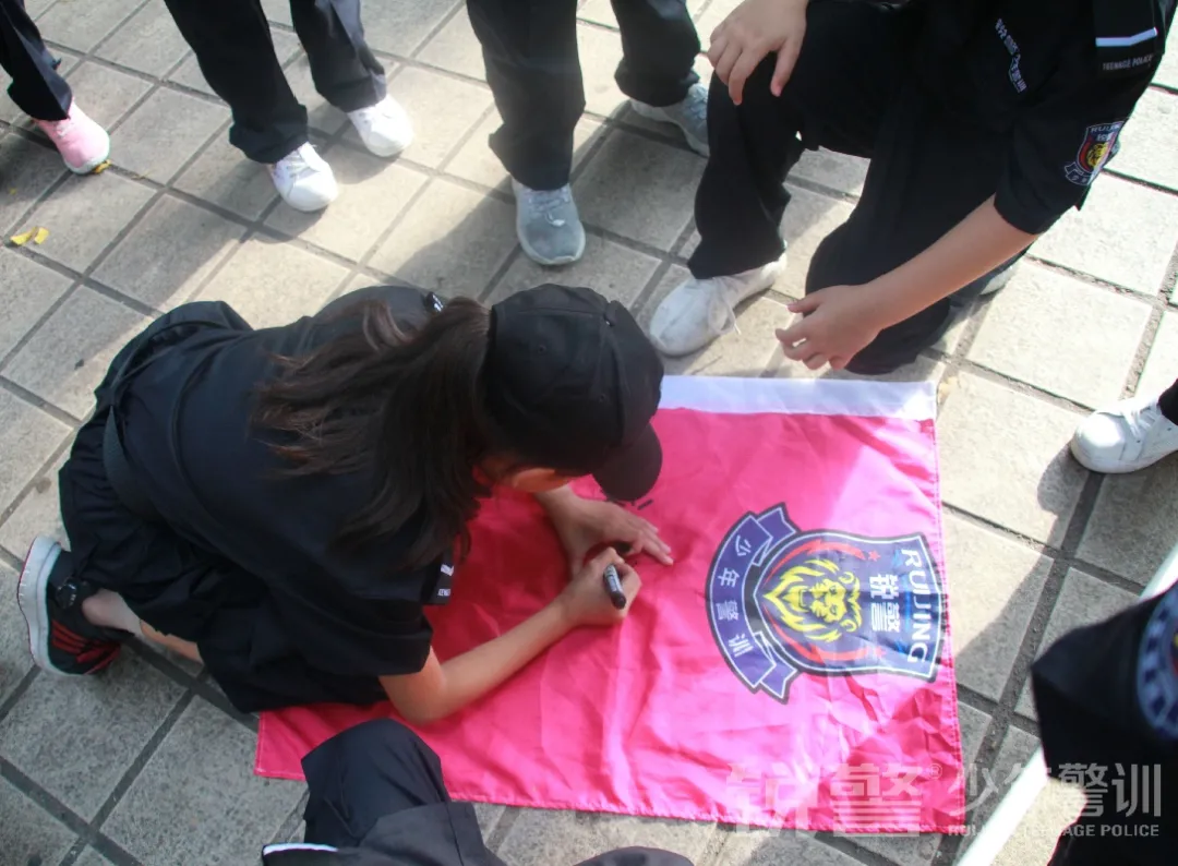 廣東(dōng)警官學院少(shǎo)年(nián)警訓提前營開(kāi)營:逆風(fēng)成長(cháng) 乘風(fēng)破浪