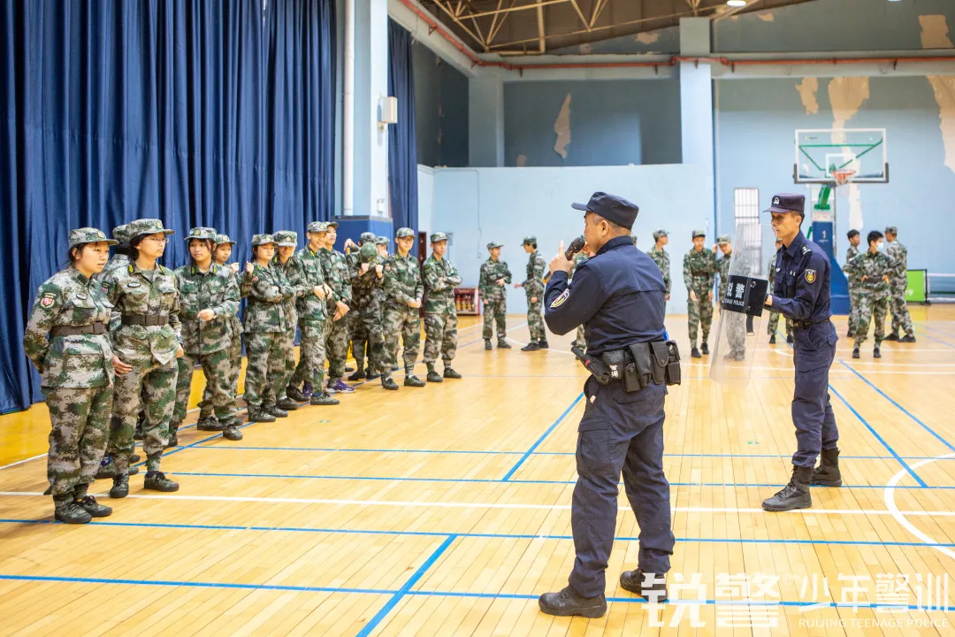 銳警少(shǎo)年(nián)警訓:學習(xí)防身(shēn)技(jì)能(néng) 提高(gāo)安全意識,廣大(dà)附中安全教育活動