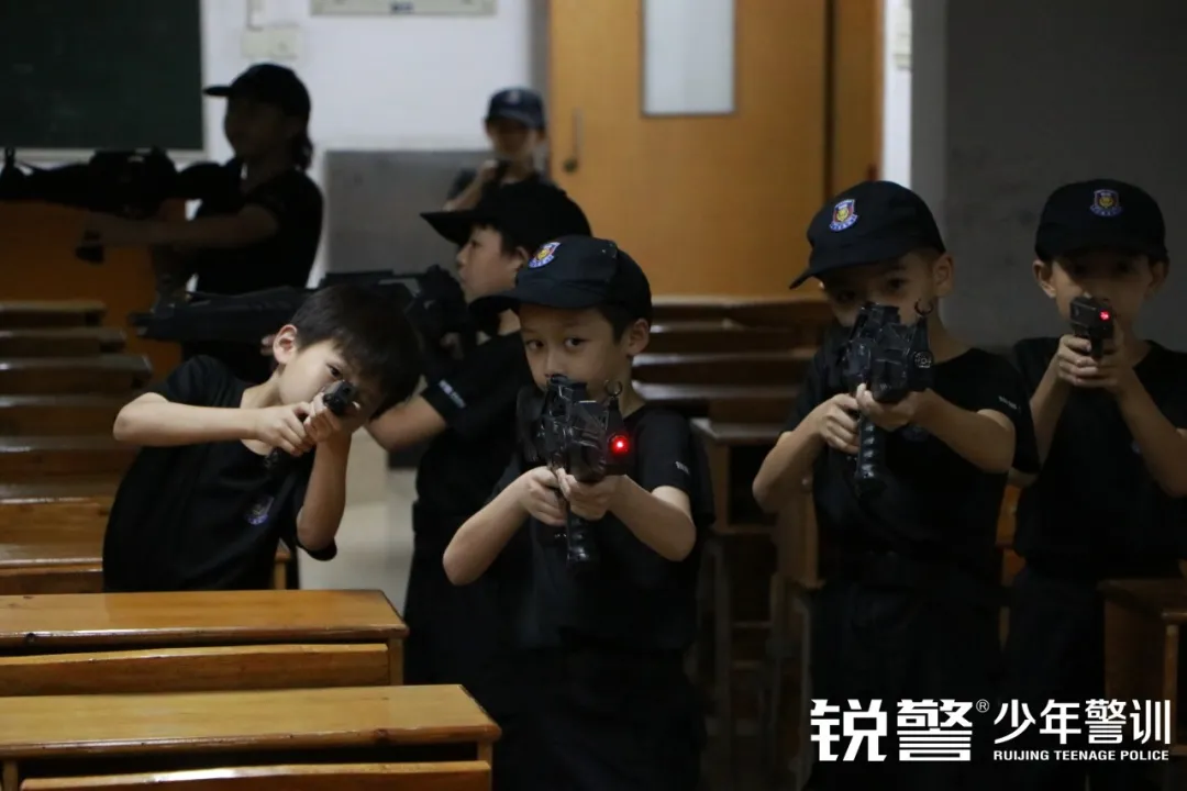 銳警少(shǎo)年(nián)警訓夏令營:雛鷹新飛(fēi),溫室小(xiǎo)花(huā)蛻變之旅,成長(cháng)的(de)力量