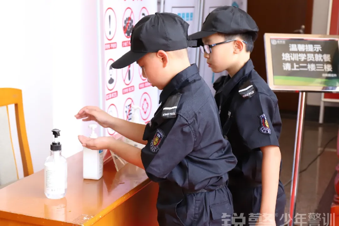 廣東(dōng)警官學院少(shǎo)年(nián)警訓提前營開(kāi)營:逆風(fēng)成長(cháng) 乘風(fēng)破浪