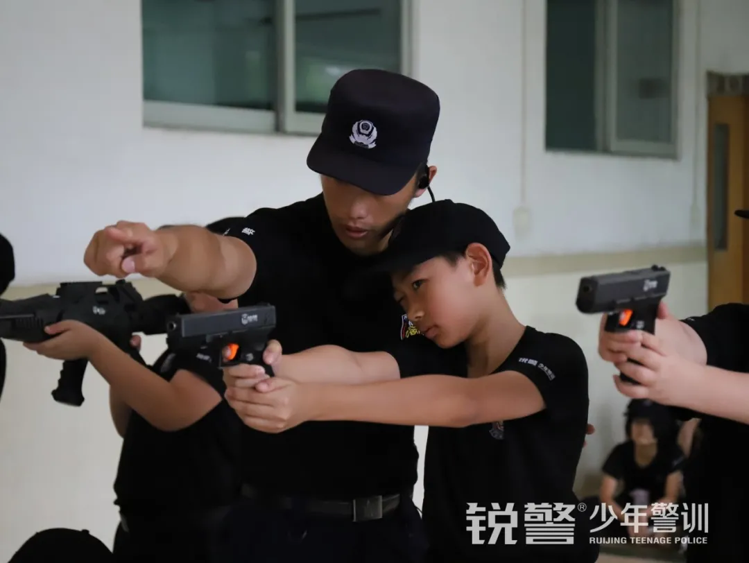 銳警少(shǎo)年(nián)警訓夏令營:雛鷹新飛(fēi),溫室小(xiǎo)花(huā)蛻變之旅,成長(cháng)的(de)力量