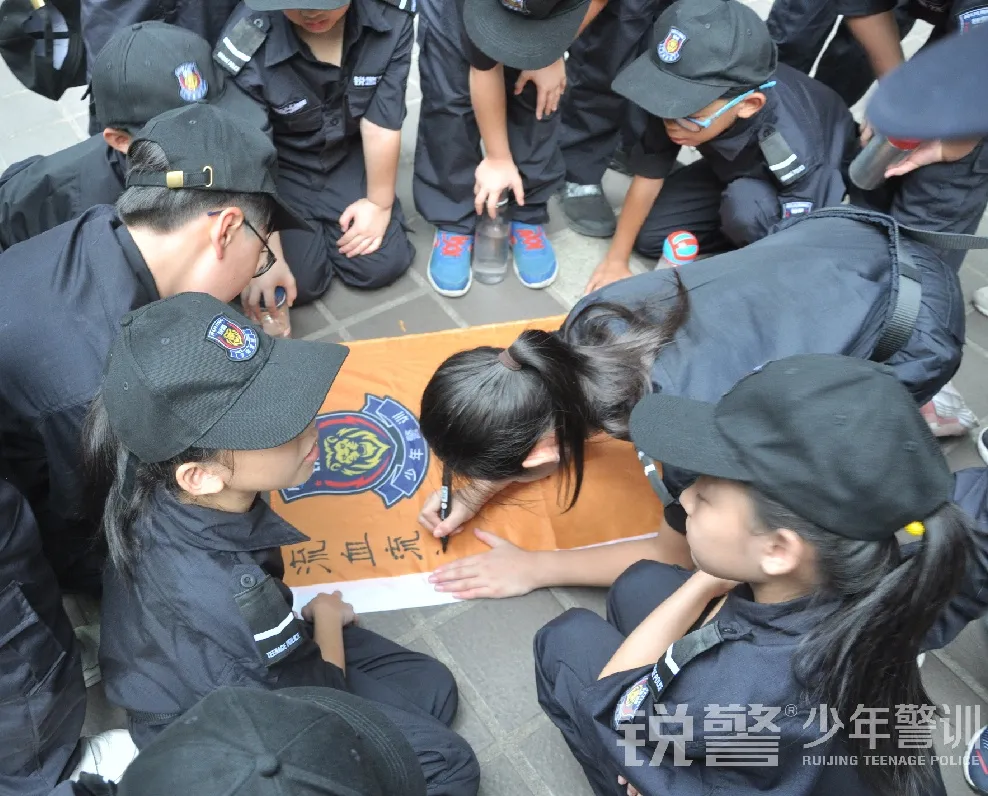 銳警少(shǎo)年(nián)警訓夏令營：揚帆起航，這(zhè)是(shì)一(yī)個(gè)嶄新的(de)開(kāi)始