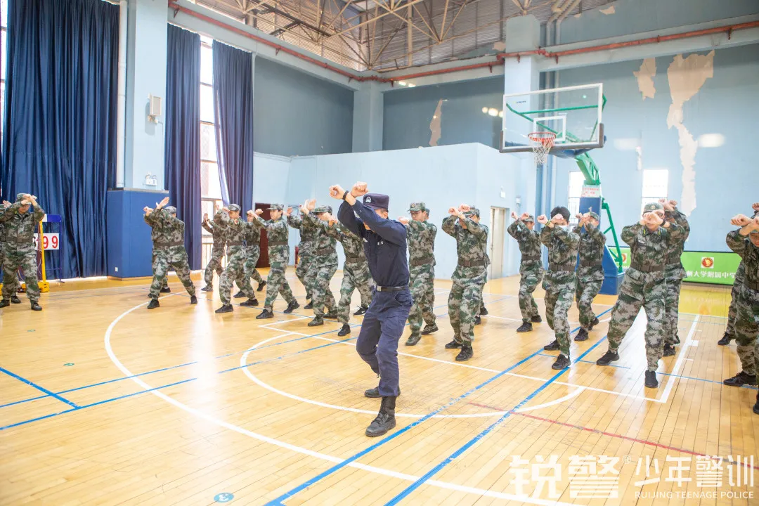 銳警少(shǎo)年(nián)警訓:學習(xí)防身(shēn)技(jì)能(néng) 提高(gāo)安全意識,廣大(dà)附中安全教育活動