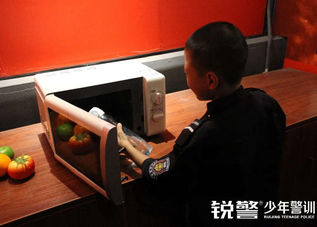 銳警少(shǎo)年(nián)警訓夏令營:雛鷹新飛(fēi),溫室小(xiǎo)花(huā)蛻變之旅,成長(cháng)的(de)力量