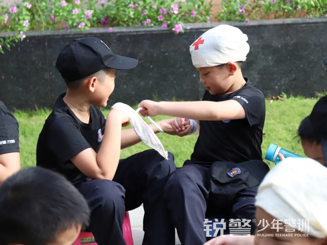 銳警少(shǎo)年(nián)警訓夏令營:雛鷹新飛(fēi),溫室小(xiǎo)花(huā)蛻變之旅,成長(cháng)的(de)力量