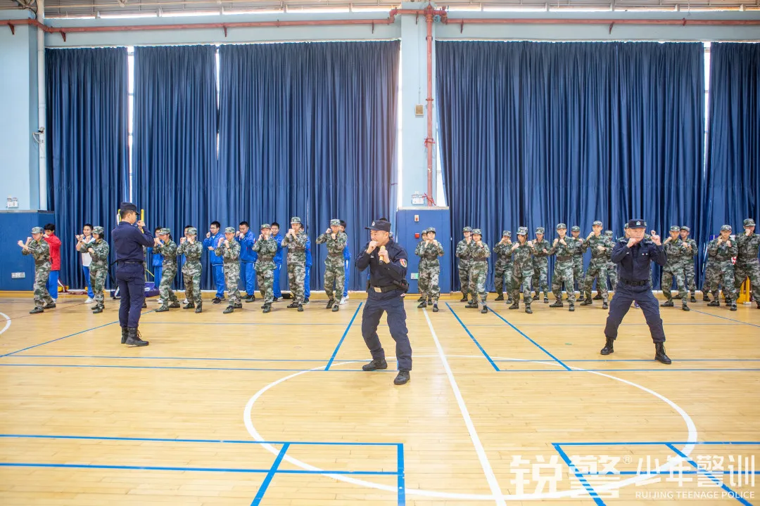 銳警少(shǎo)年(nián)警訓:學習(xí)防身(shēn)技(jì)能(néng) 提高(gāo)安全意識,廣大(dà)附中安全教育活動