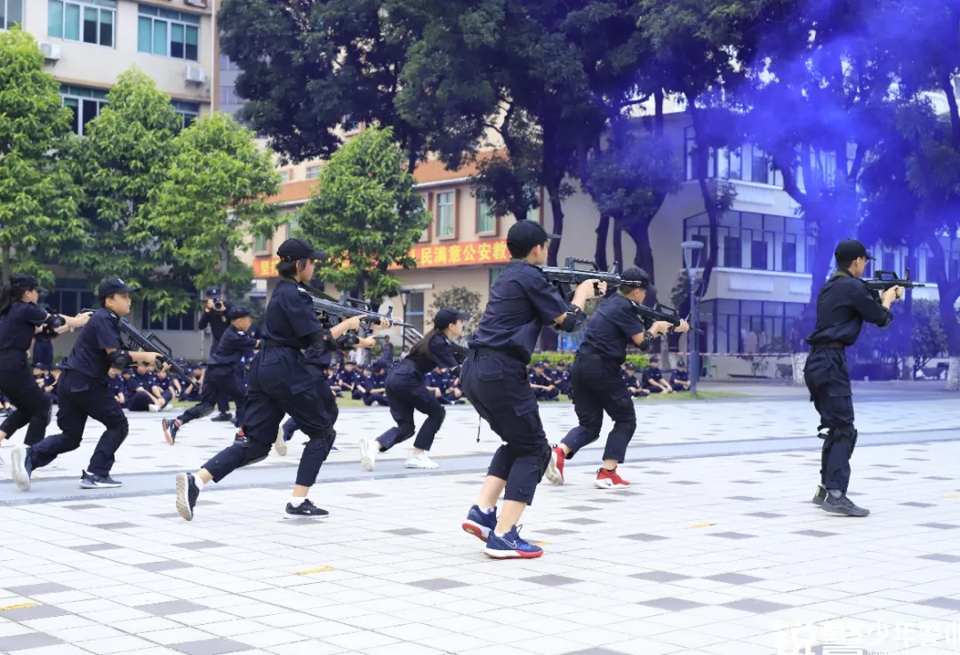 銳警少(shǎo)年(nián)警訓夏令營:我們在奔跑,創造屬于自(zì)己的(de)警察夢