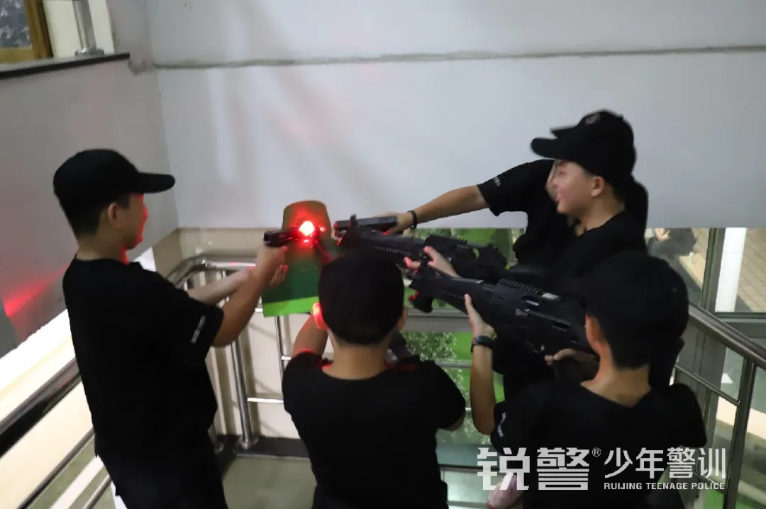 銳警少(shǎo)年(nián)警訓夏令營:雛鷹新飛(fēi),溫室小(xiǎo)花(huā)蛻變之旅,成長(cháng)的(de)力量