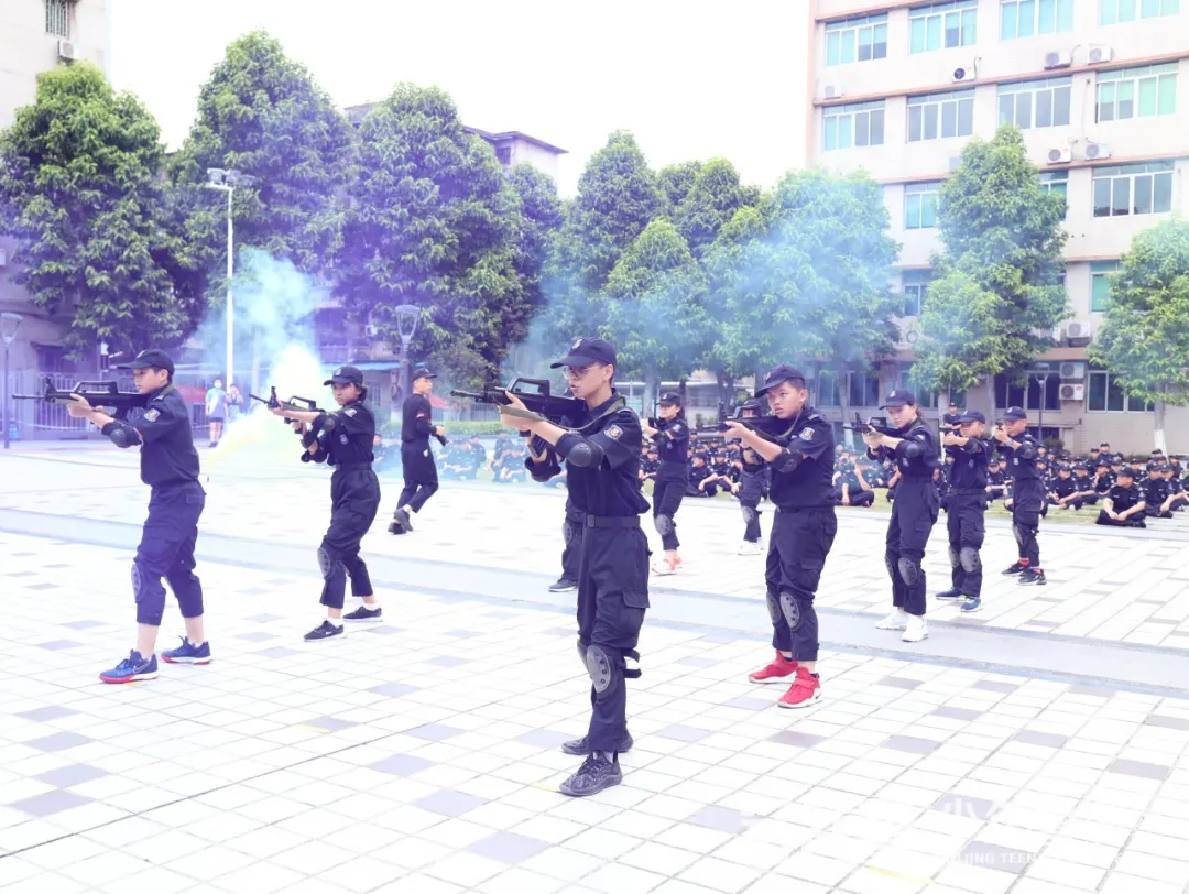 銳警少(shǎo)年(nián)警訓夏令營:我們在奔跑,創造屬于自(zì)己的(de)警察夢