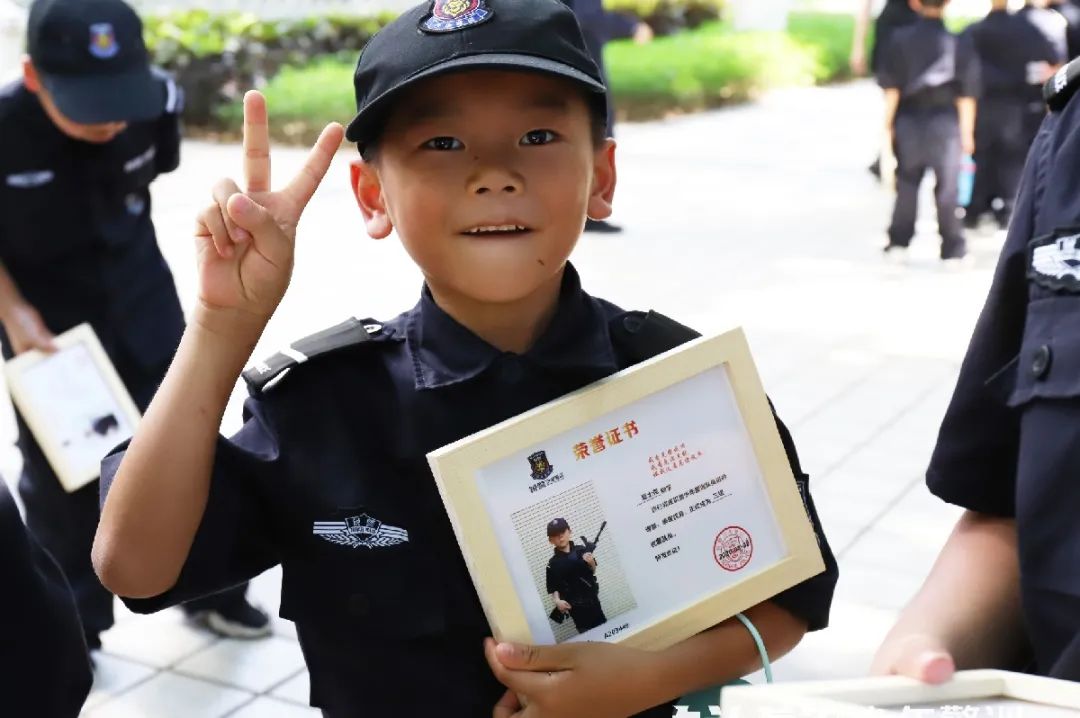銳警少(shǎo)年(nián)警訓夏令營:我們在奔跑,創造屬于自(zì)己的(de)警察夢