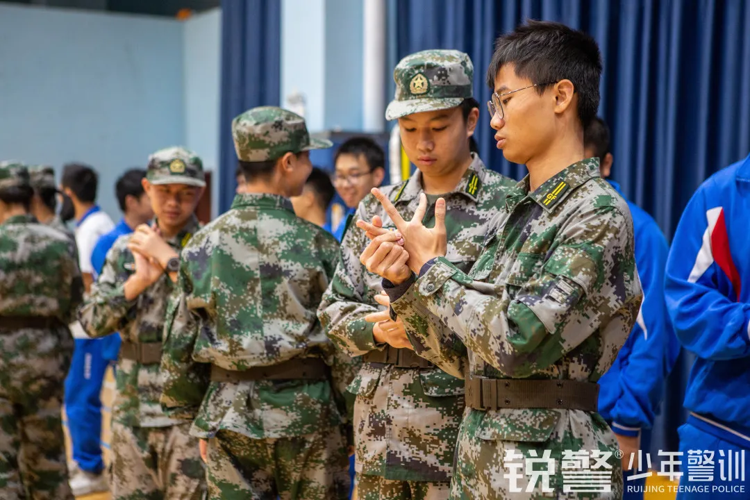 銳警少(shǎo)年(nián)警訓:學習(xí)防身(shēn)技(jì)能(néng) 提高(gāo)安全意識,廣大(dà)附中安全教育活動