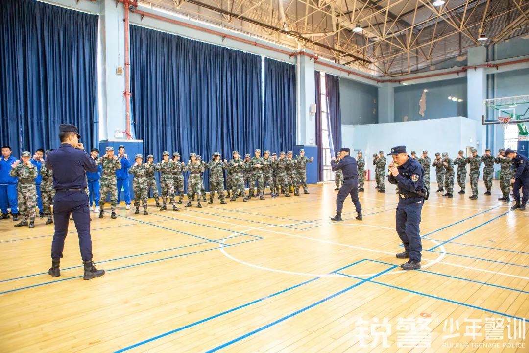 銳警少(shǎo)年(nián)警訓:學習(xí)防身(shēn)技(jì)能(néng) 提高(gāo)安全意識,廣大(dà)附中安全教育活動