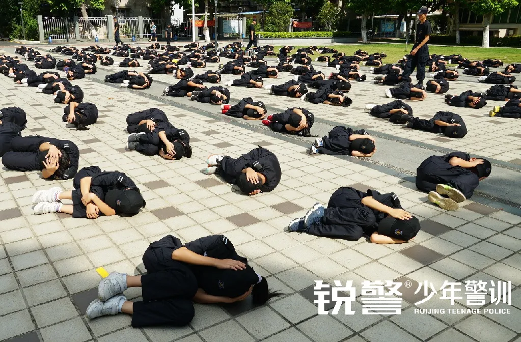 銳警少(shǎo)年(nián)警訓夏令營:我們在奔跑,創造屬于自(zì)己的(de)警察夢