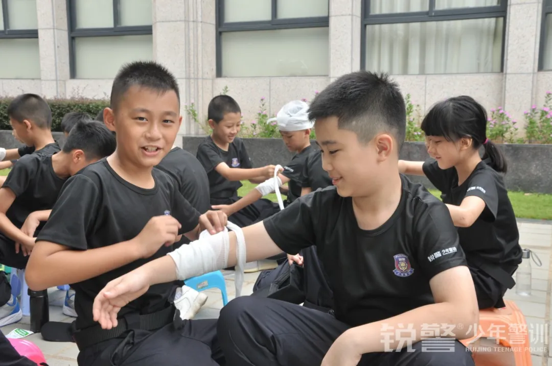 銳警少(shǎo)年(nián)警訓夏令營:雛鷹新飛(fēi),溫室小(xiǎo)花(huā)蛻變之旅,成長(cháng)的(de)力量