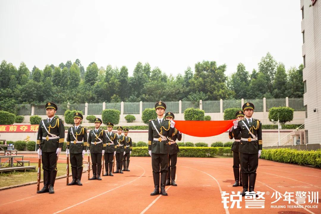 軍事(shì)素質拓展：一(yī)身(shēn)戎裝，乘風(fēng)破浪