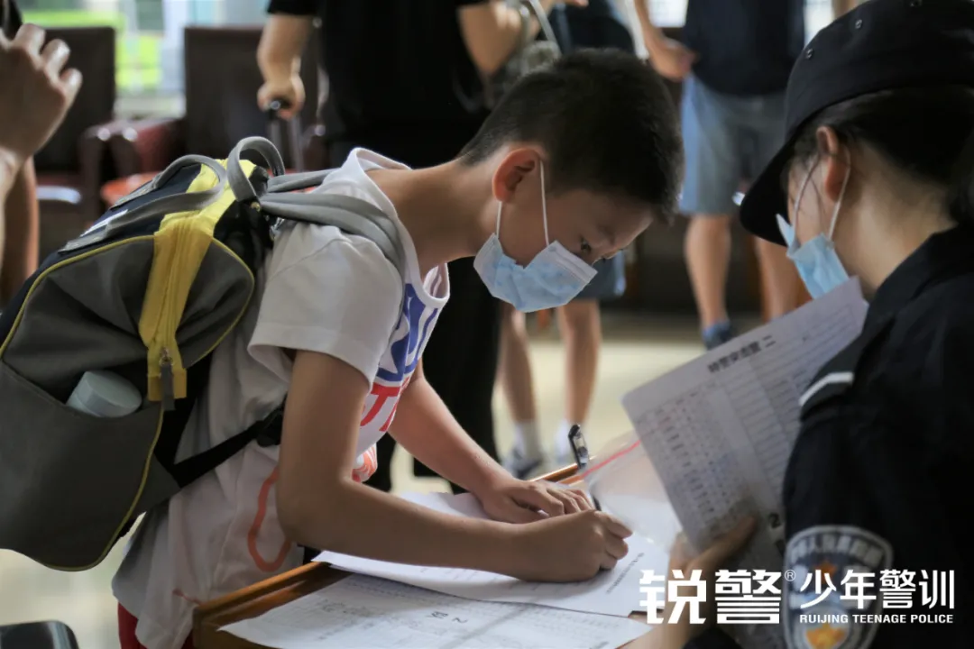 銳警少(shǎo)年(nián)警訓夏令營：揚帆起航，這(zhè)是(shì)一(yī)個(gè)嶄新的(de)開(kāi)始